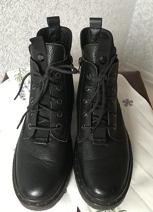 Чудесные, женские , демисезонные кожаные ботинки.