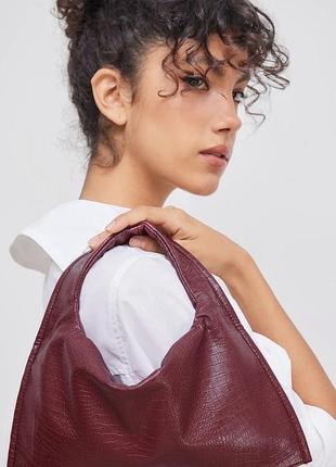 Стильная сумка-клатч в благородном винно-бордовом оттенке с тиснением под крокодил. идеальна для образов в стиле fashion, minimal chic, вечер, casual