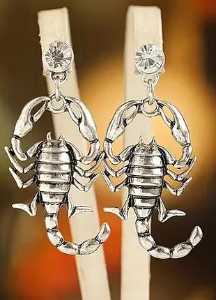 Оригінальні сережки сріблястого кольору у вигляді скорпіонів