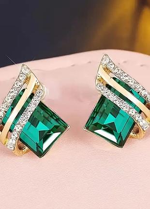 Оригінальні сережки цвяшки золотистого кольору з камінцями зеленого, кольору