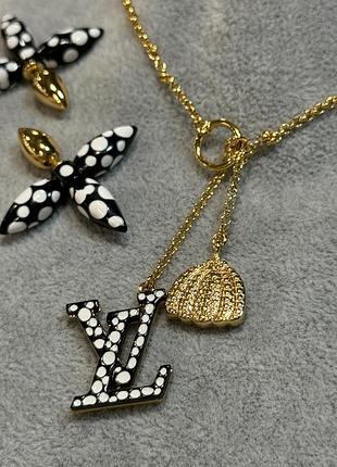 Набор из подвески и сережек луи вюиттон в позолоте с логотипом в черно-белом цвете