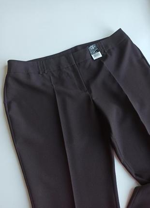 Класичні тонкі темно-коричневі штани злегка розкльошені до низу