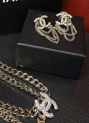 Сережки с логотипом и подвесками и цепь с логотипом