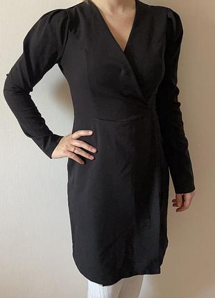 Чорна сукня v виріз