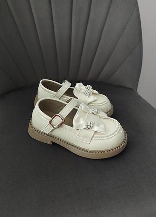 Нарядные бежевые туфли с бантиками