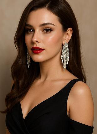 Довгі сережки зі стразами — яскравий аксесуар на свято або вечірку