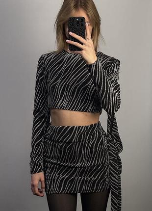 Блискуча сукня