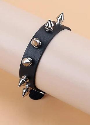 Однорядний браслет з шипами