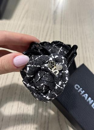 Крабик для волосся чорний із фірмовим квіточкою