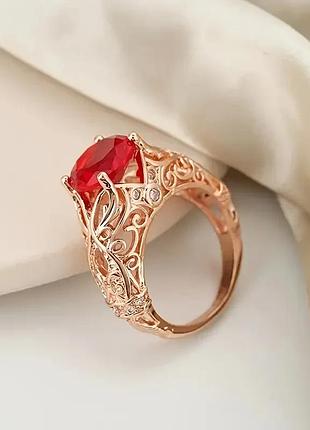 Каблучка у французьському стилі кольору рожеве золото з червоним кубічним цирконієм, розмір 18