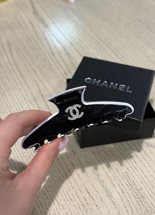 Крабик для волосся чорно-білий із логотипом і розсипом цирконію