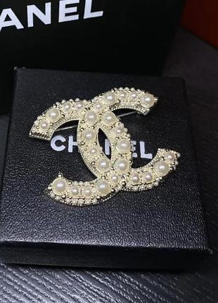 Брошо логотип с жемчугом, позолота 18 к