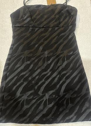Маленька чорна сукня