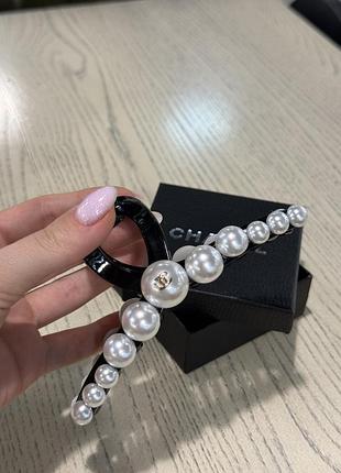 Крабик для волос с логотипом черный с жемчужинами
