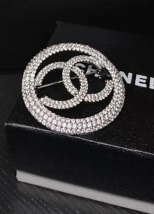 Брошка лого круглая посеребрение с камнями