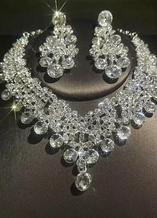 Шикарний комплект прикрас з камінням