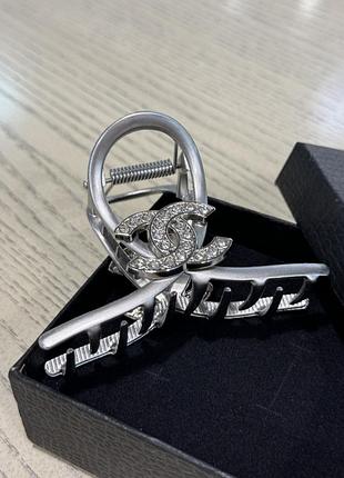 Крабик для волосся срібний із логотипом і розсипом цирконію