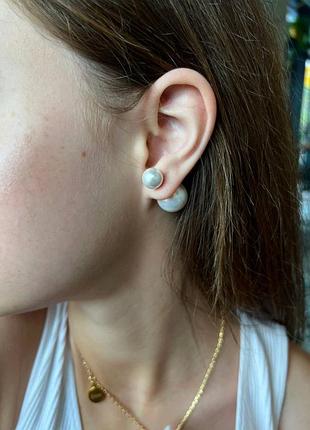 Серьги-гвоздики с задней жемчужиной / диор сережки жемчуг позолота 18 к