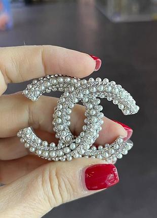 Брошка лого /посріблення/ з камінням і перлами