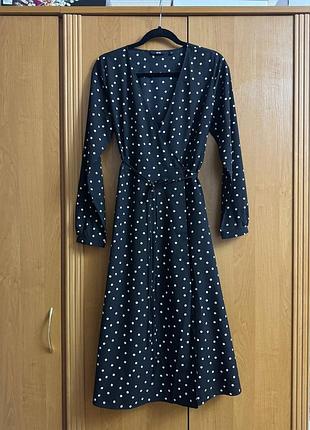Женское платье на запах uniqlo длины миди, принт - горох, черная