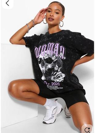 Черная футболка оверсайз с вареным эффектом с графическим принтом черепа, бабочек и надписью "woman" и "tour. 2020".