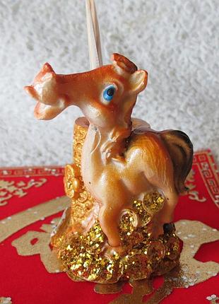 Конь статуэтка лошадь с деньгами es3 символ 2026 сувенир подарок новогодний год коня статуетки