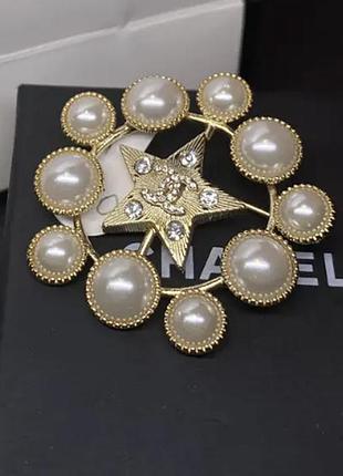 Брошка лого с камнями и жемчугом, позолота 18 к