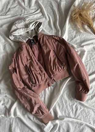 Стильная укороченная куртка деми с капюшоном