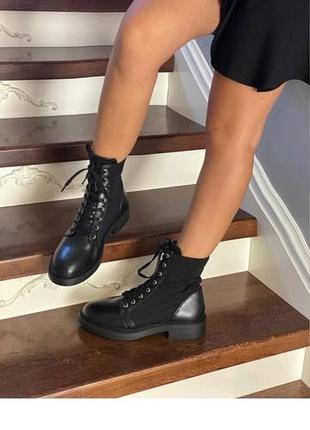 Женские черные кожаные ботинки bershka на шнуровке с текстильными вставками