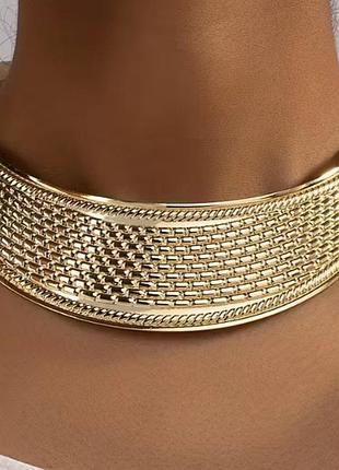 Золотистое металлическое ожерелье