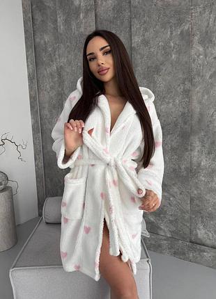 Женский теплый мягкий плюшевый домашний короткий халат белый в сердечки