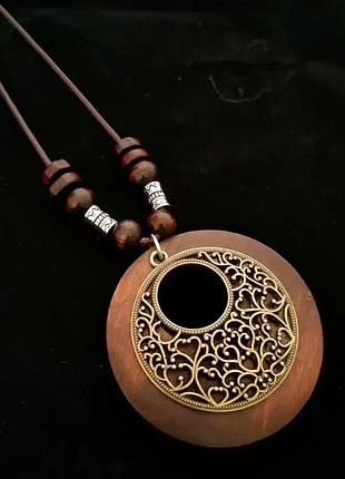 Довгий шнурок з оригінальною підвіскою