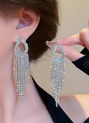 Шикарные серьги серебристого цвета с камушками