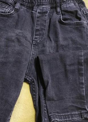 Красивые толстые джинсы 👖 черного цвета. на парня, рост-140.