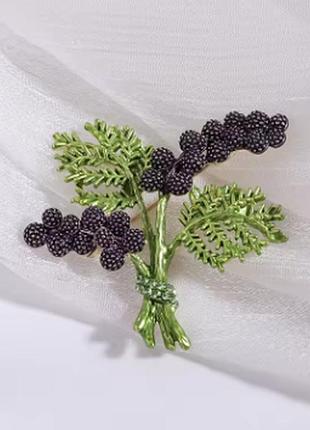 Брошь в виде ежевики