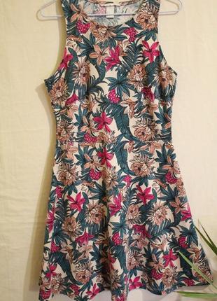 Платье с тропическим принтом цветы1 фото