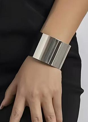 Широкий браслет серебристого цвета
