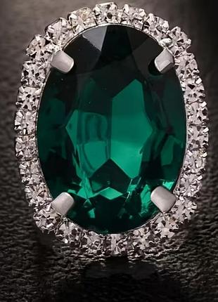 Каблетка серебристого цвета с большим зеленым камнем, размер регоулируется