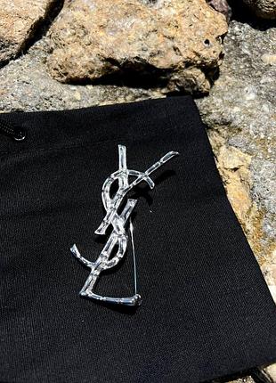 Брошь ив сен лоран в форме логотипа, посеребрение