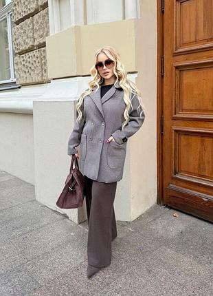 Подовжений двобортний жіночий жакет