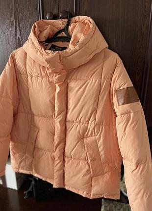 Купувала у минулому році тут на шафі, продаю бо купила собі нову куртку заміри:. пог 64см пот 62см