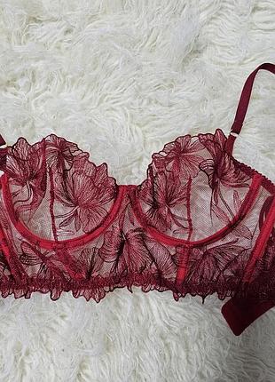 Качественный красный кружевной бюстгальтер