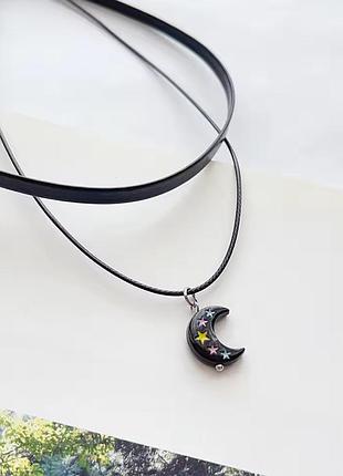Лаконичный чокер с подвеской в виде луны