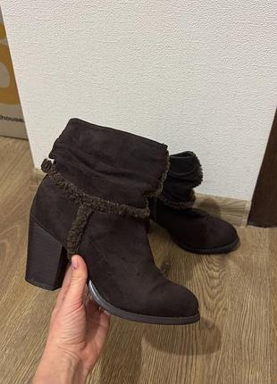 Коричневі замшеві жіночі черевики на підборах легко утеплені