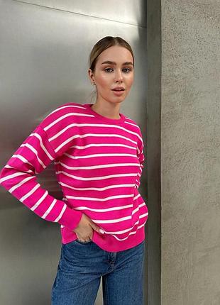 Уютный свитерок в полоску с круглой горловиной малина