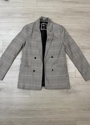 Продам  пиджак в клетку удленный есть карманы
