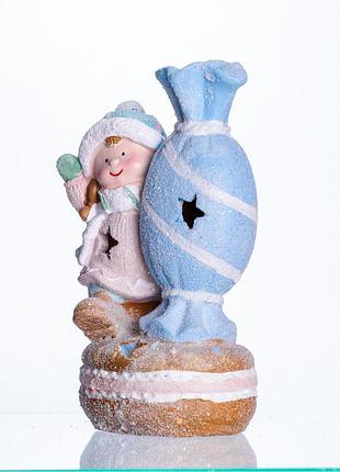 Новогодняя декоративная фигурка с подсветкой 12×9×20.5 см новогодний декор ребёнок с конфетой из фарфора cr-6-12