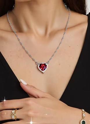 Цепочка с бордовым кристаллом в форме сердца