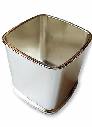 Металлическая подставка под бутылку fiji маленькая 75*75 мм. рекламная подставка для бутылок fiji.