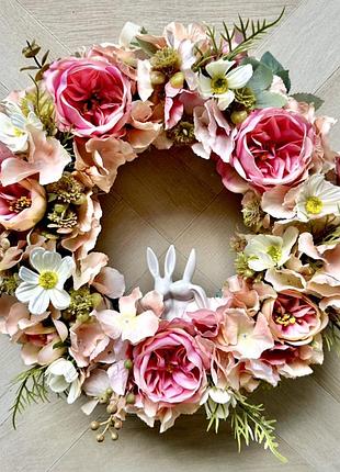 Інтер'єрний вінок на двері з штучних квітів ніжність: троянда, гортензія, космея і керамічні зайчики, 35 см